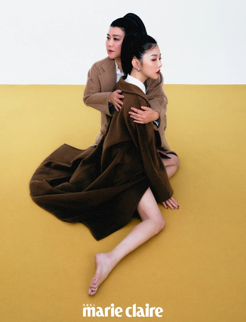 林美秀:淺駝色大衣,Max Mara。邵雨薇:焦糖色大衣,Max Mara;白襯衫、黑色短裙,PRADA、銀色耳環,Versace 。 林美秀:淺駝色大衣,Max Mara。邵雨薇:焦糖色大衣,Max Mara;白襯衫、黑色短裙,PRADA、銀色耳環,Versace 。