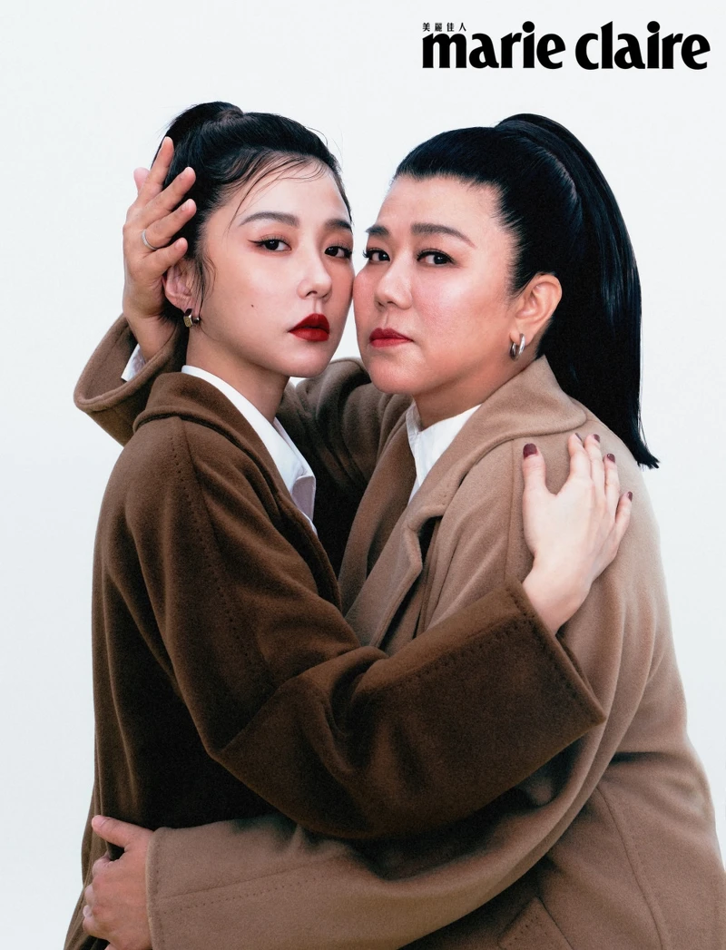 林美秀:淺駝色大衣,Max Mara。邵雨薇:焦糖色大衣,Max Mara;白襯衫、黑色短裙,PRADA、銀色耳環,Versace 。 林美秀:淺駝色大衣,Max Mara。邵雨薇:焦糖色大衣,Max Mara;白襯衫、黑色短裙,PRADA、銀色耳環,Versace 。