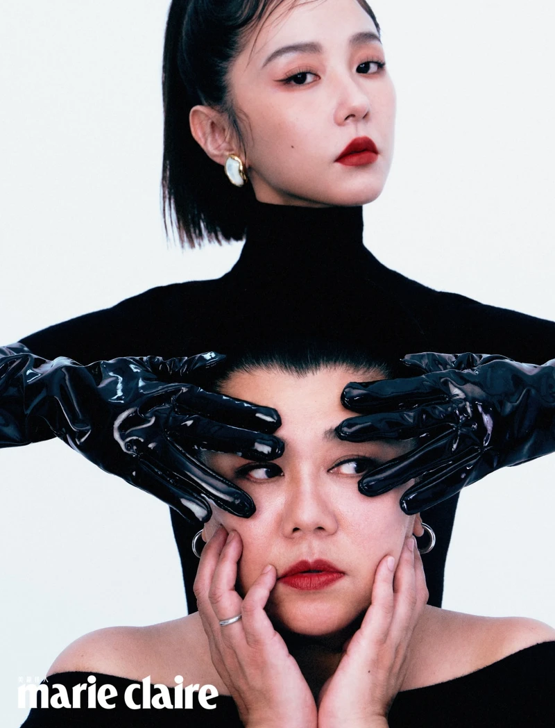 林美秀:黑色髮帶,Roger Vivier;平口長洋裝,Chloé 。邵雨薇:耳環、高領長洋裝,Chloé;長漆皮手套,Roger Vivie。 林美秀:黑色髮帶,Roger Vivier;平口長洋裝,Chloé 。邵雨薇:耳環、高領長洋裝,Chloé;長漆皮手套,Roger Vivie。