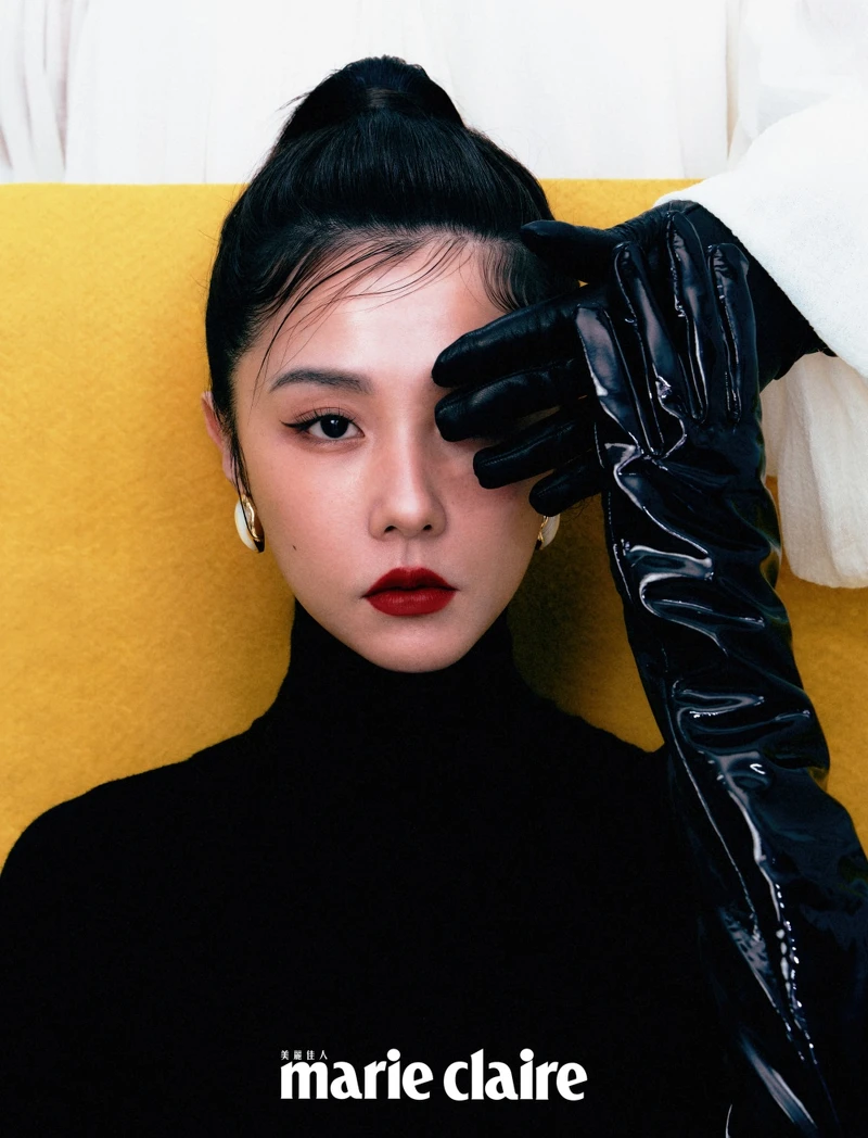 邵雨薇:耳環、高領長洋裝,Chloé;長漆皮手套,Roger Vivie。 邵雨薇:耳環、高領長洋裝,Chloé;長漆皮手套,Roger Vivie。