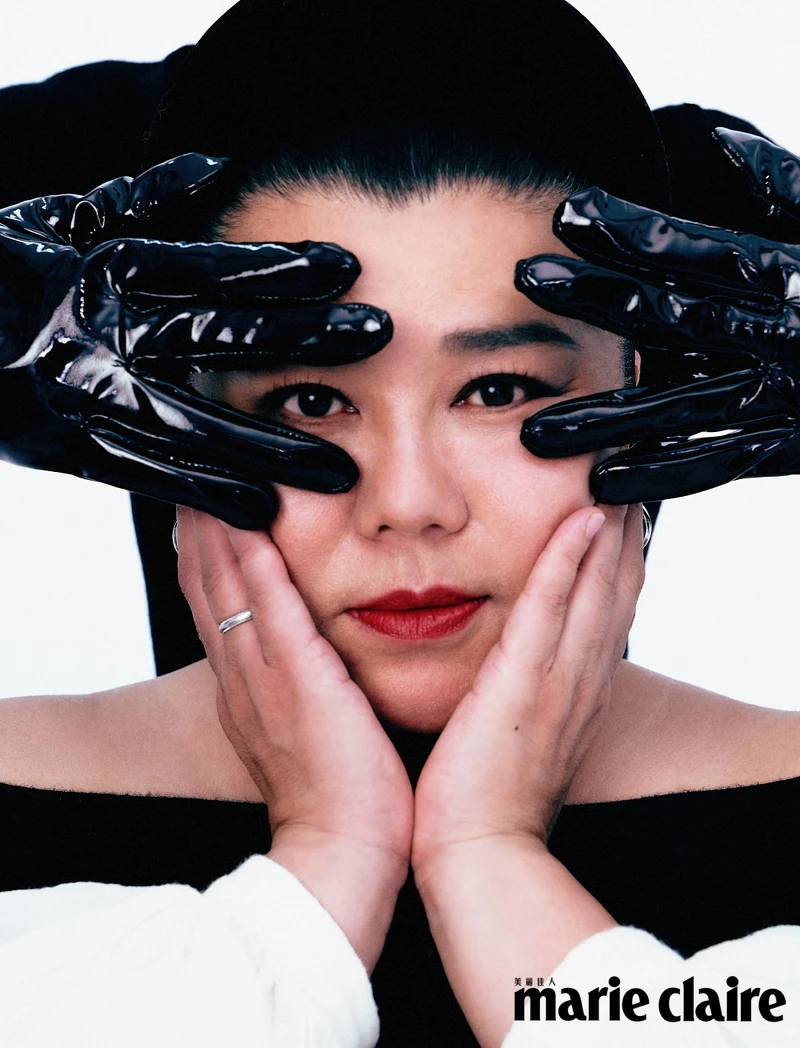 林美秀:黑色髮帶,Roger Vivier;平口長洋裝,Chloé 。 林美秀:黑色髮帶,Roger Vivier;平口長洋裝,Chloé 。