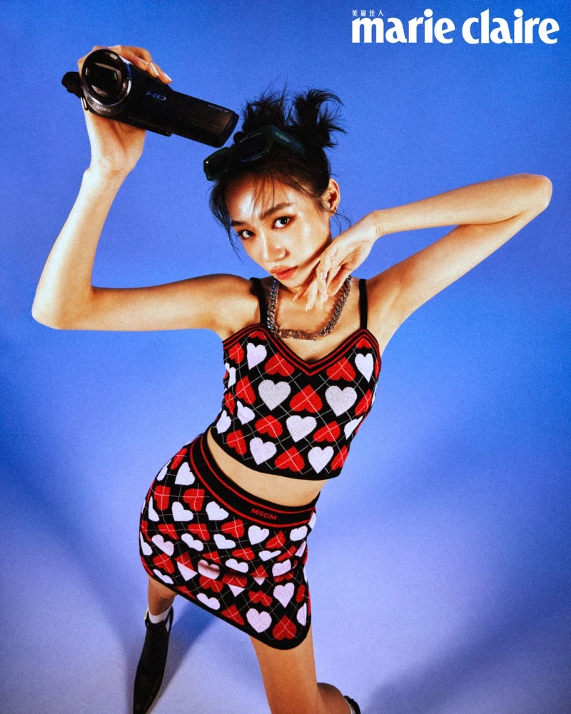 愛心印花背心、愛心印花短裙,both by MSGM;黑色金釦踝靴,Jimmy Choo;綠色窄版墨鏡、金屬項鍊,both by Off-White。 愛心印花背心、愛心印花短裙,both by MSGM;黑色金釦踝靴,Jimmy Choo;綠色窄版墨鏡、金屬項鍊,both by Off-White。