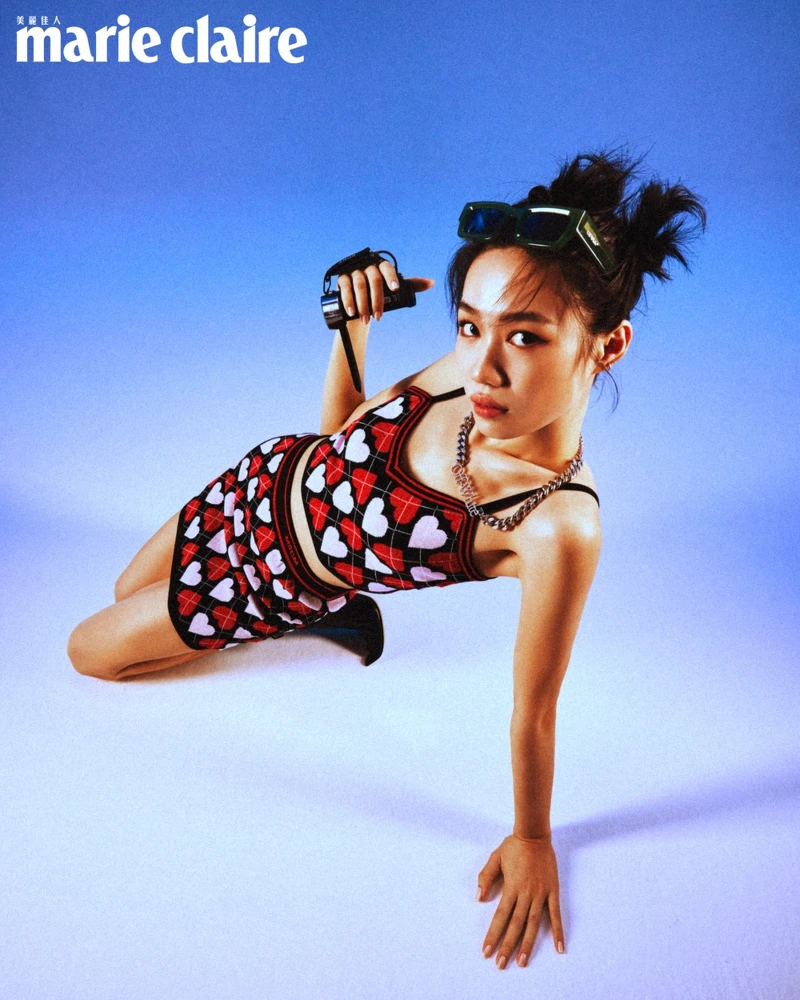 愛心印花背心、愛心印花短裙,both by MSGM;黑色金釦踝靴,Jimmy Choo;綠色窄版墨鏡、金屬項鍊,both by Off-White。 愛心印花背心、愛心印花短裙,both by MSGM;黑色金釦踝靴,Jimmy Choo;綠色窄版墨鏡、金屬項鍊,both by Off-White。