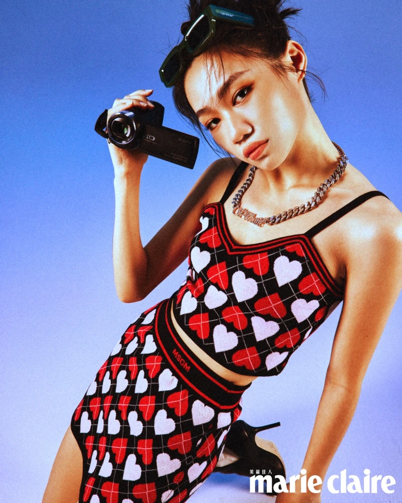 愛心印花背心、愛心印花短裙,both by MSGM;黑色金釦踝靴,Jimmy Choo;綠色窄版墨鏡、金屬項鍊,both by Off-White。 愛心印花背心、愛心印花短裙,both by MSGM;黑色金釦踝靴,Jimmy Choo;綠色窄版墨鏡、金屬項鍊,both by Off-White。