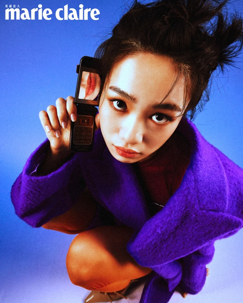 紫色Oversized西裝外套,MSGM;紫色透膚上衣、橘色透膚褲襪、米色尖頭跟鞋,Miu Miu。 紫色Oversized西裝外套,MSGM;紫色透膚上衣、橘色透膚褲襪、米色尖頭跟鞋,Miu Miu。