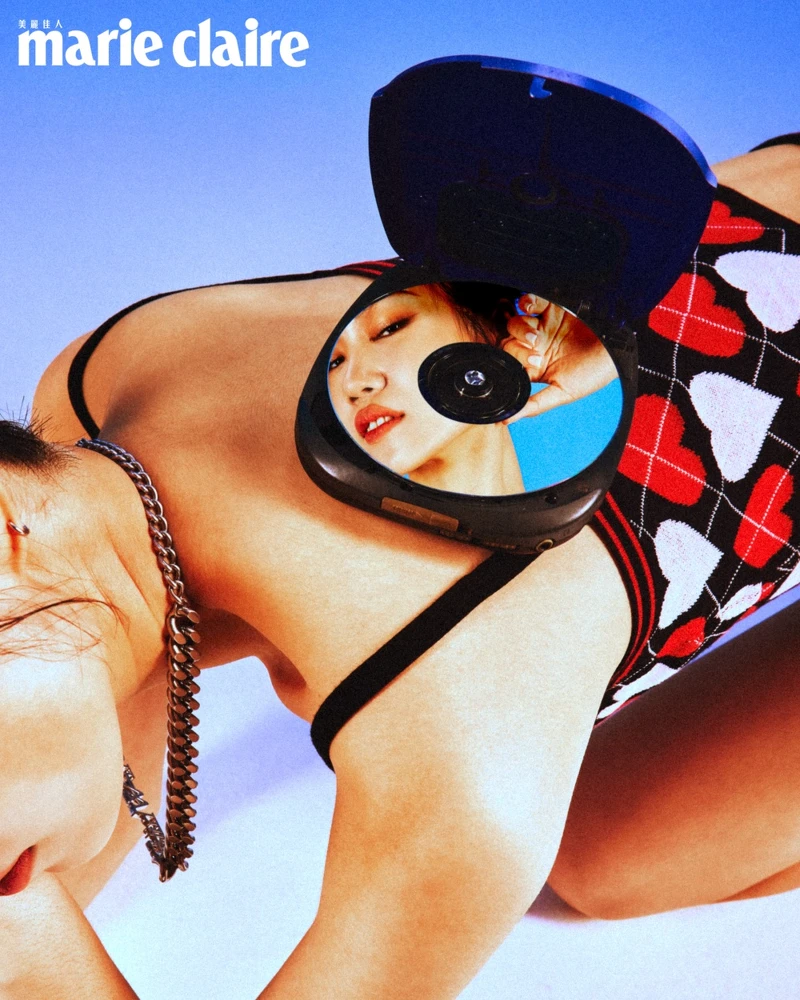 愛心印花背心、愛心印花短裙,both by MSGM;黑色金釦踝靴,Jimmy Choo;綠色窄版墨鏡、金屬項鍊,both by Off-White。 愛心印花背心、愛心印花短裙,both by MSGM;黑色金釦踝靴,Jimmy Choo;綠色窄版墨鏡、金屬項鍊,both by Off-White。