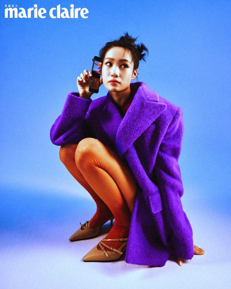 紫色Oversized西裝外套,MSGM;紫色透膚上衣、橘色透膚褲襪、米色尖頭跟鞋,Miu Miu。 紫色Oversized西裝外套,MSGM;紫色透膚上衣、橘色透膚褲襪、米色尖頭跟鞋,Miu Miu。