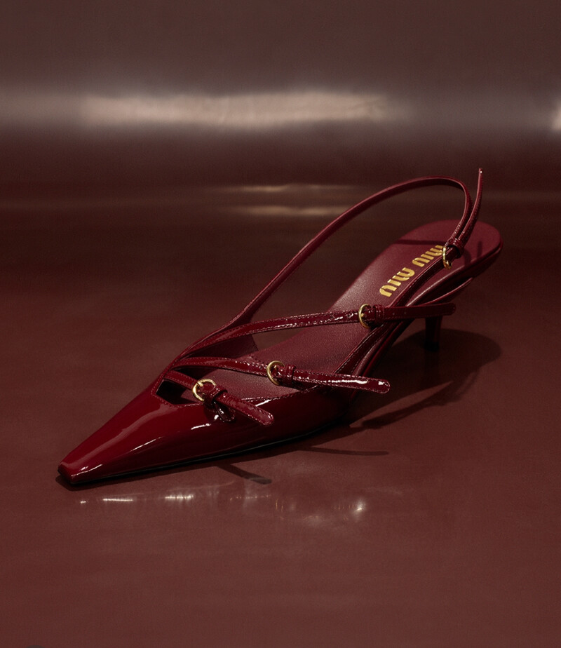 Miu Miu 漆皮低跟鞋NT$44,000。 Miu Miu 漆皮低跟鞋NT$44,000。