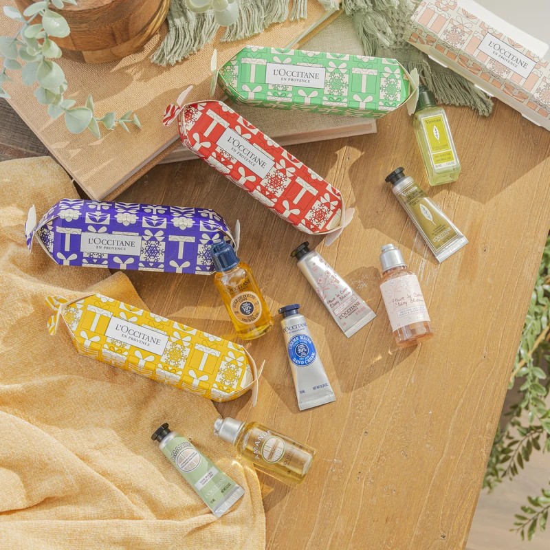 杏仁護手霜 10ml、杏仁沐浴油 35ml、乳油木沐浴油 35ml、乳油木護手霜 10ml、櫻花護手霜 10ml、櫻花沐浴膠 35ml、馬鞭草護手乳 10ml、馬鞭草沐浴膠 30ml 杏仁護手霜 10ml、杏仁沐浴油 35ml、乳油木沐浴油 35ml、乳油木護手霜 10ml、櫻花護手霜 10ml、櫻花沐浴膠 35ml、馬鞭草護手乳 10ml、馬鞭草沐浴膠 30ml