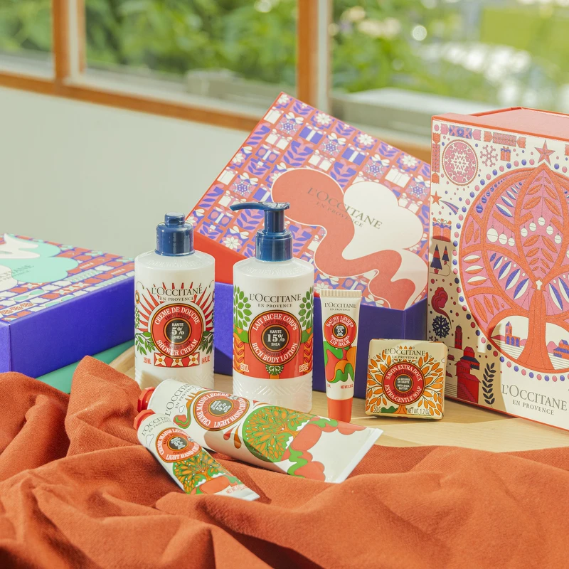 歡聚乳油木暖心沐浴霜250ml NT. 880 (限量) 歡聚乳油木暖心保濕身體乳 250ml NT.1,380 (限量) 歡聚乳油木暖心護唇膏12ml NT. 400 (限量) 歡聚乳油木暖心香氛皂 50g NT. 250 (限量) 歡聚乳油木暖心舒芙護手霜30ml NT. 400/ 150ml NT. 1,150 (限量) 歡聚乳油木暖心沐浴霜250ml NT. 880 (限量) 歡聚乳油木暖心保濕身體乳 250ml NT.1,380 (限量) 歡聚乳油木暖心護唇膏12ml NT. 400 (限量) 歡聚乳油木暖心香氛皂 50g NT. 250 (限量) 歡聚乳油木暖心舒芙護手霜30ml NT. 400/ 150ml NT. 1,150 (限量)