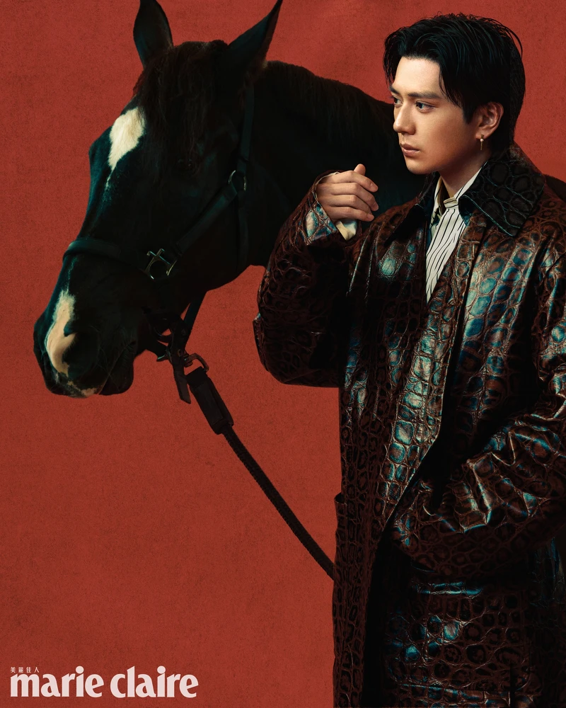 皮革壓紋大衣、襯衫,both by Bottega Veneta;V Code 系列珍珠耳環,Mikimoto。 皮革壓紋大衣、襯衫,both by Bottega Veneta;V Code 系列珍珠耳環,Mikimoto。