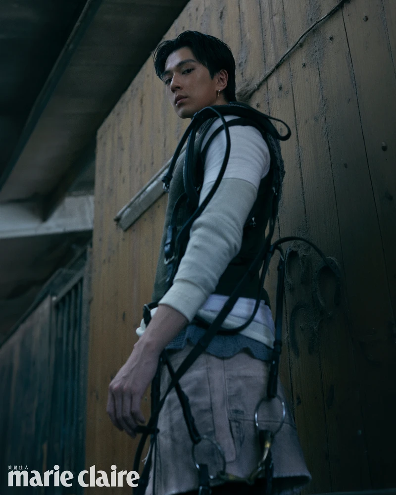 灰色連帽內搭、長袖棉質T-shirt、短袖T-shirt、無袖短版背心、尼龍長褲、層次工裝裙兜,all by Givenchy;V Code系列珍珠耳環,Mikimoto。 灰色連帽內搭、長袖棉質T-shirt、短袖T-shirt、無袖短版背心、尼龍長褲、層次工裝裙兜,all by Givenchy;V Code系列珍珠耳環,Mikimoto。