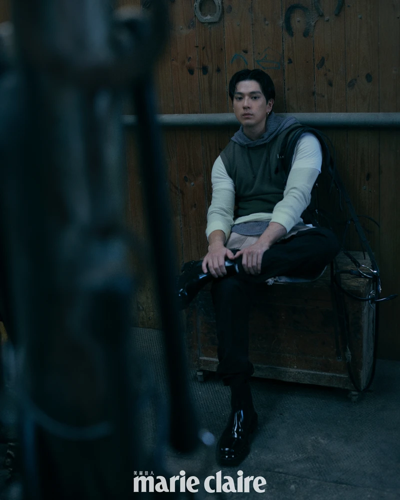 灰色連帽內搭、長袖棉質T-shirt、短袖T-shirt、無袖短版背心、尼龍長褲、層次工裝裙兜,all by Givenchy;皮革短靴,Valentino;V Code系列珍珠耳環,Mikimoto。 灰色連帽內搭、長袖棉質T-shirt、短袖T-shirt、無袖短版背心、尼龍長褲、層次工裝裙兜,all by Givenchy;皮革短靴,Valentino;V Code系列珍珠耳環,Mikimoto。