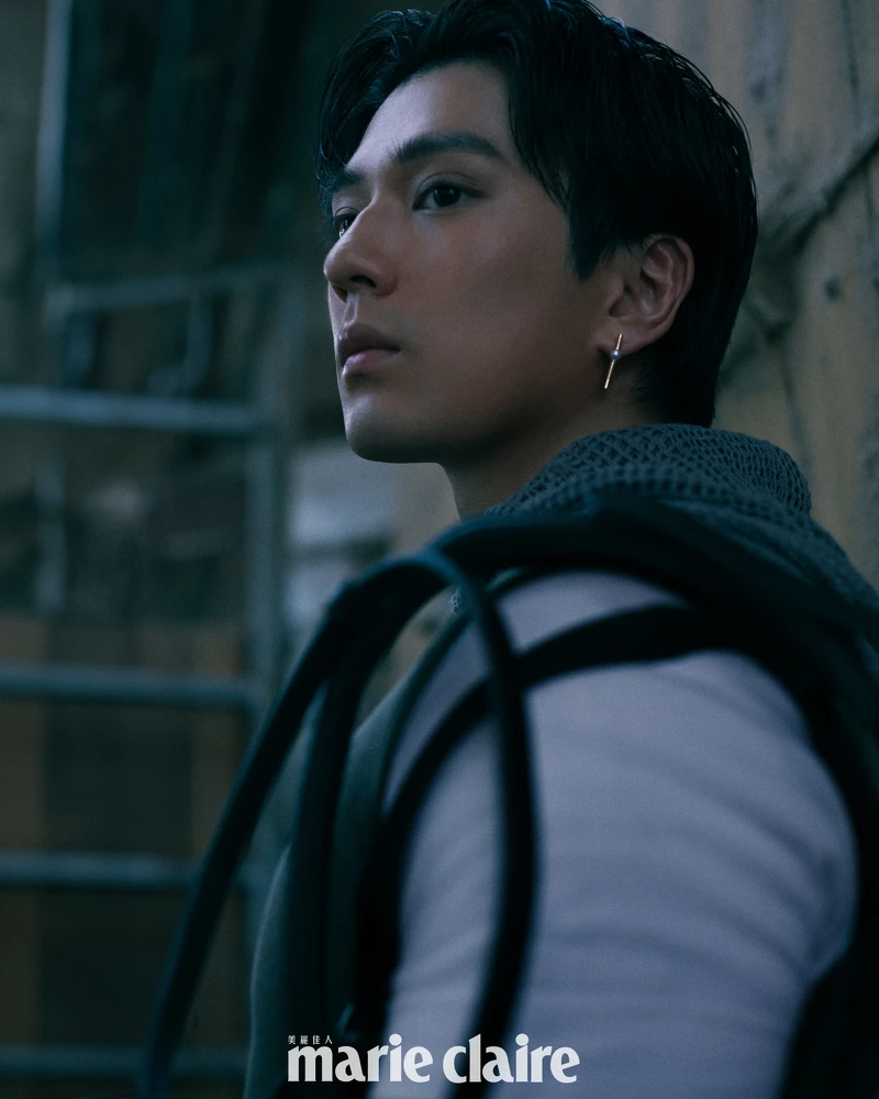 灰色連帽內搭、長袖棉質T-shirt、短袖T-shirt、無袖短版背心,all by Givenchy;V Code系列珍珠耳環,Mikimoto。 灰色連帽內搭、長袖棉質T-shirt、短袖T-shirt、無袖短版背心,all by Givenchy;V Code系列珍珠耳環,Mikimoto。