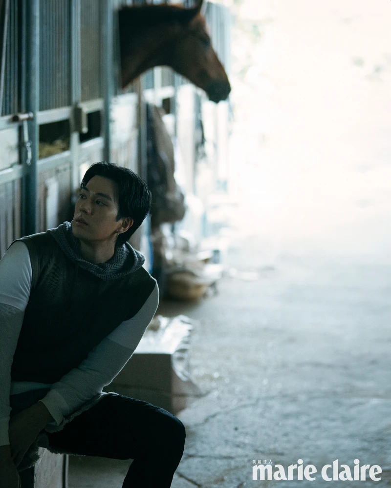 灰色連帽內搭、長袖棉質T-shirt、短袖T-shirt、無袖短版背心、尼龍長褲、層次工裝裙兜,all by Givenchy;V Code系列珍珠耳環,Mikimoto。 灰色連帽內搭、長袖棉質T-shirt、短袖T-shirt、無袖短版背心、尼龍長褲、層次工裝裙兜,all by Givenchy;V Code系列珍珠耳環,Mikimoto。