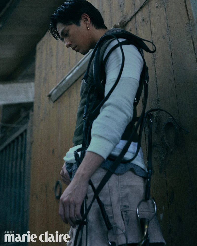 灰色連帽內搭、長袖棉質T-shirt、短袖T-shirt、無袖短版背心、尼龍長褲、層次工裝裙兜,all by Givenchy;V Code系列珍珠耳環,Mikimoto。 灰色連帽內搭、長袖棉質T-shirt、短袖T-shirt、無袖短版背心、尼龍長褲、層次工裝裙兜,all by Givenchy;V Code系列珍珠耳環,Mikimoto。