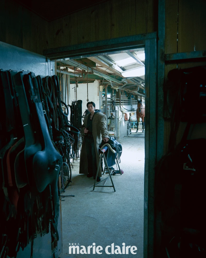 格紋大衣、短版連帽外套、皮鞋,all by Balenciaga;V Code系列珍珠耳環 、PASSIONOIR 系列黑珍珠項鍊,both by Mikimoto。 格紋大衣、短版連帽外套、皮鞋,all by Balenciaga;V Code系列珍珠耳環 、PASSIONOIR 系列黑珍珠項鍊,both by Mikimoto。