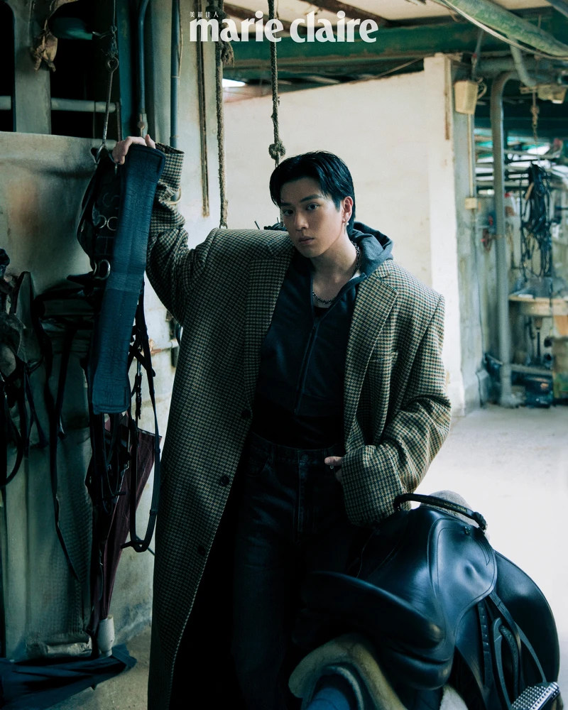 格紋大衣、短版連帽外套,both by Balenciaga;V Code 系列珍珠耳環 、PASSIONOIR 系列黑珍珠項鍊 ,all by Mikimoto。 格紋大衣、短版連帽外套,both by Balenciaga;V Code 系列珍珠耳環 、PASSIONOIR 系列黑珍珠項鍊 ,all by Mikimoto。