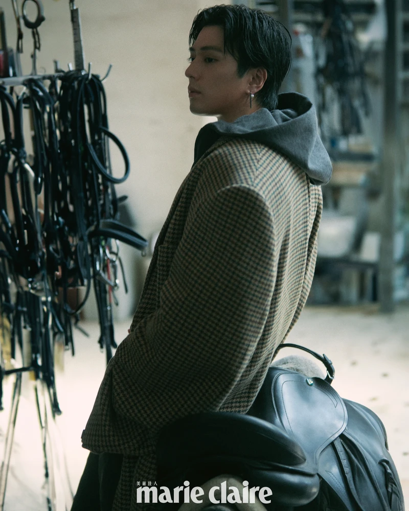 格紋大衣、短版連帽外套,both by Balenciaga;V Code系列珍珠耳環,Mikimoto。 格紋大衣、短版連帽外套,both by Balenciaga;V Code系列珍珠耳環,Mikimoto。