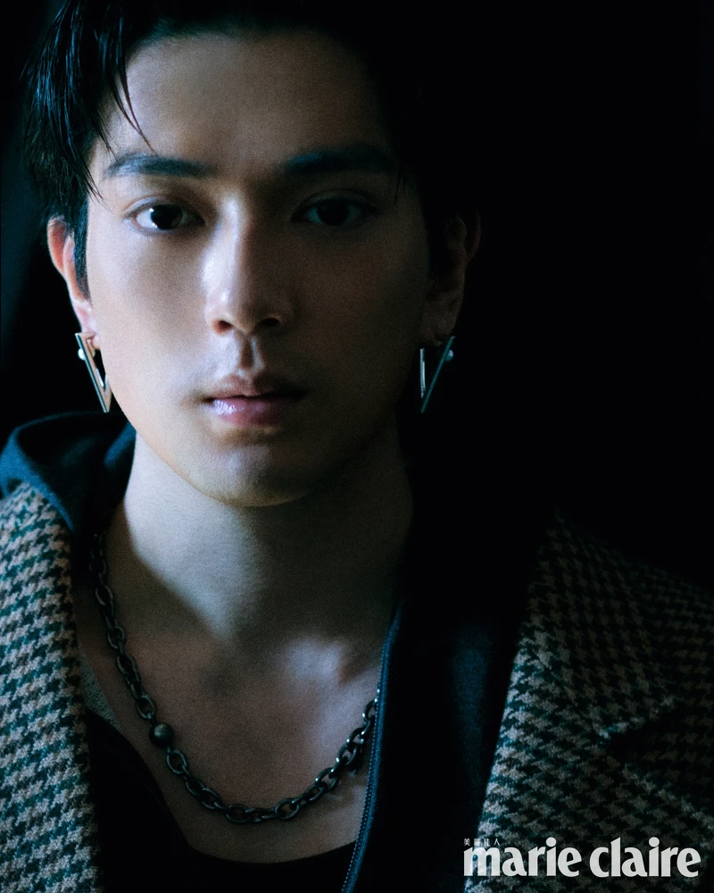 格紋大衣、短版連帽外套,both by Balenciaga;V Code系列珍珠耳環 、PASSIONOIR 系列黑珍珠項鍊,both by Mikimoto。 格紋大衣、短版連帽外套,both by Balenciaga;V Code系列珍珠耳環 、PASSIONOIR 系列黑珍珠項鍊,both by Mikimoto。