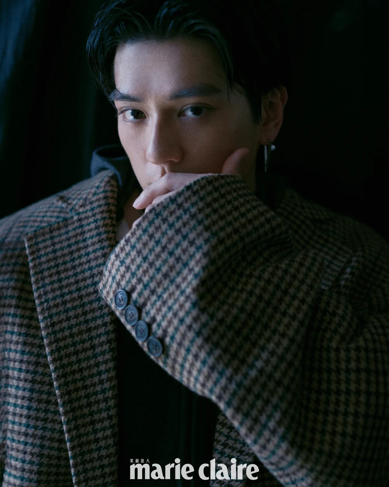 格紋大衣、短版連帽外套,both by Balenciaga;V Code系列珍珠耳環,Mikimoto。 格紋大衣、短版連帽外套,both by Balenciaga;V Code系列珍珠耳環,Mikimoto。