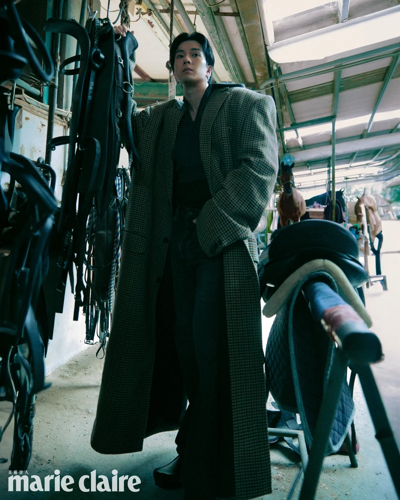 格紋大衣、短版連帽外套、皮鞋,all by Balenciaga;V Code 系列珍珠耳環 、PASSIONOIR 系列黑珍珠項鍊,all by Mikimoto。 格紋大衣、短版連帽外套、皮鞋,all by Balenciaga;V Code 系列珍珠耳環 、PASSIONOIR 系列黑珍珠項鍊,all by Mikimoto。