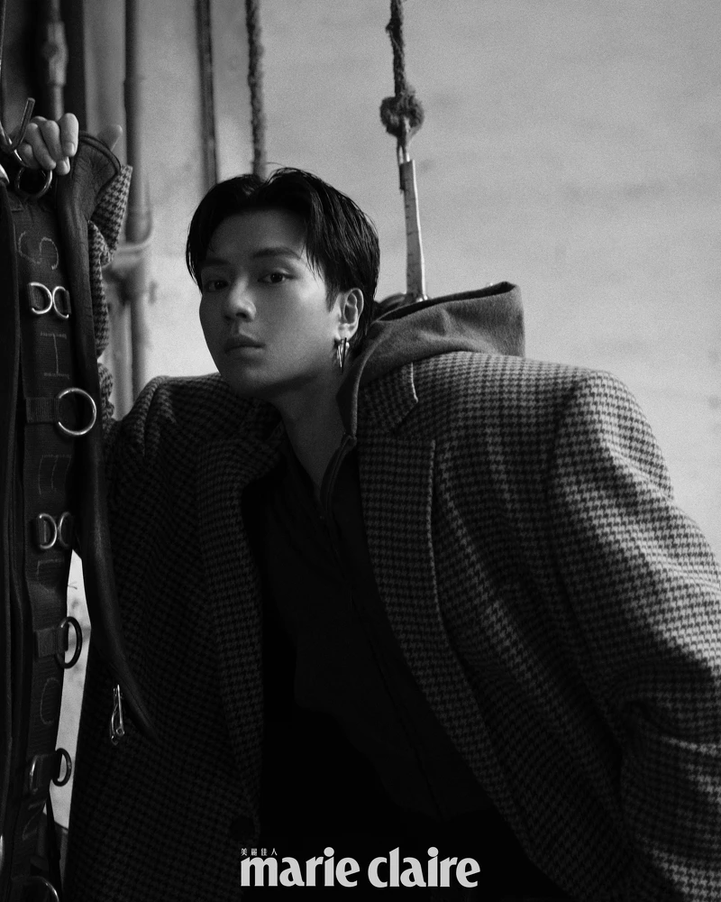 格紋大衣、短版連帽外套,both by Balenciaga;V Code 系列珍珠耳環 、PASSIONOIR 系列黑珍珠項鍊 ,both by Mikimoto。 格紋大衣、短版連帽外套,both by Balenciaga;V Code 系列珍珠耳環 、PASSIONOIR 系列黑珍珠項鍊 ,both by Mikimoto。