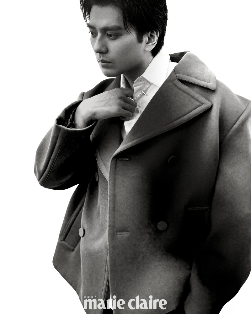 襯衫、綠色大衣,both by Valentino;MIKIMOTO COMME des GARÇONS 聯名珍珠項鍊,Mikimoto。 襯衫、綠色大衣,both by Valentino;MIKIMOTO COMME des GARÇONS 聯名珍珠項鍊,Mikimoto。