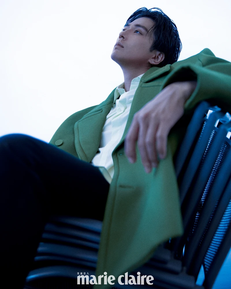 襯衫、綠色大衣,both by Valentino;MIKIMOTO COMME des GARÇONS 聯名珍珠項鍊,Mikimoto。 襯衫、綠色大衣,both by Valentino;MIKIMOTO COMME des GARÇONS 聯名珍珠項鍊,Mikimoto。