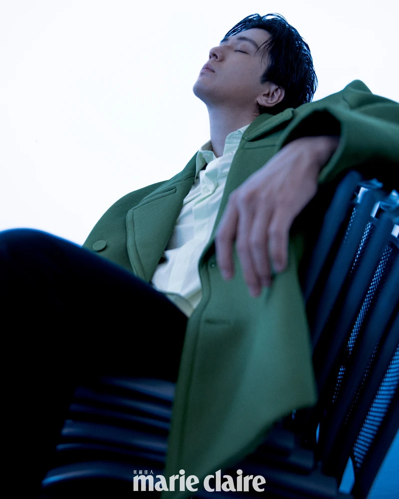 襯衫、綠色大衣、西裝褲,all by Valentino;MIKIMOTO COMME des GARÇONS 聯名珍珠項鍊,Mikimoto。 襯衫、綠色大衣、西裝褲,all by Valentino;MIKIMOTO COMME des GARÇONS 聯名珍珠項鍊,Mikimoto。