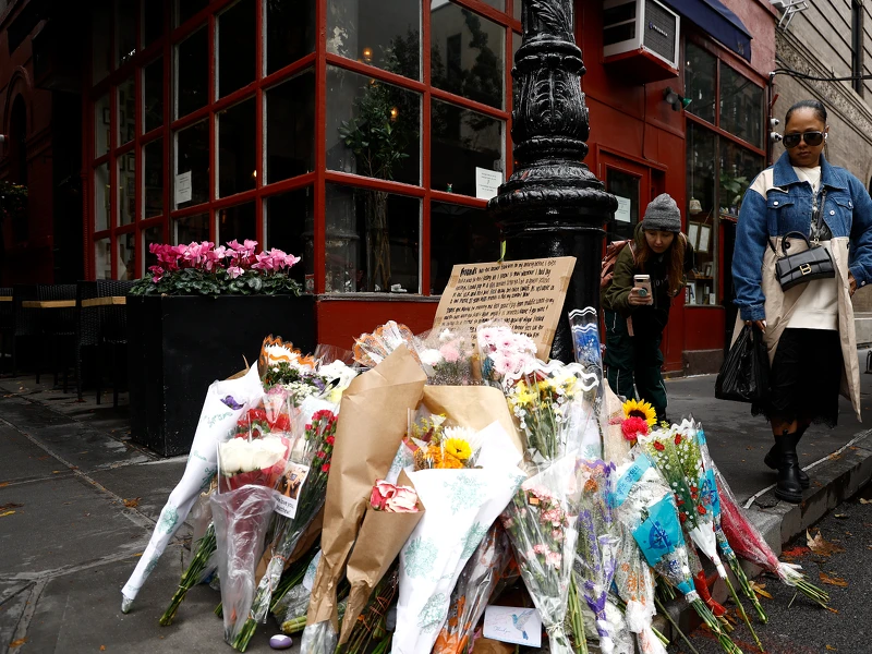 紐約市民路邊獻花掉念馬修派瑞 紐約市民路邊獻花掉念馬修派瑞