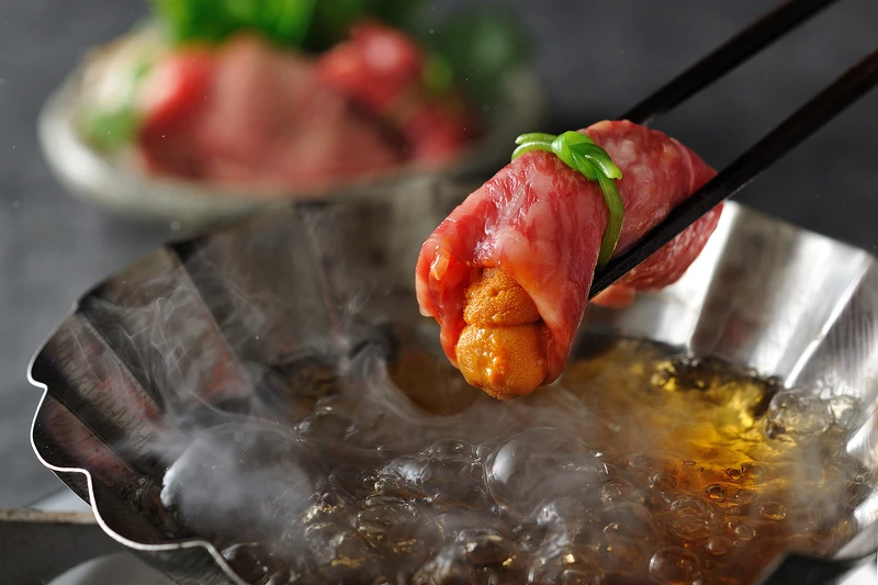 會席料理小鍋「牛肉山海俵鍋」。 會席料理小鍋「牛肉山海俵鍋」。