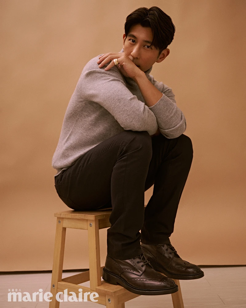 Quatre Radiant Edition系列戒指,Boucheron;Johnstons of Elgin灰色羊絨高領毛衣、Private White棉麻混紡海軍藍卡其褲、Tricker’s Stow 摩卡色雕花短靴,all by Mr. Manners。 Quatre Radiant Edition系列戒指,Boucheron;Johnstons of Elgin灰色羊絨高領毛衣、Private White棉麻混紡海軍藍卡其褲、Tricker’s Stow 摩卡色雕花短靴,all by Mr. Manners。