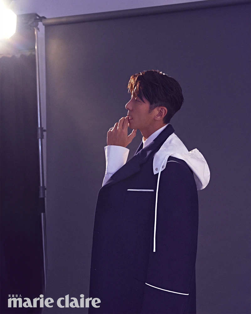 Quatre Radiant Edition系列戒指,Boucheron;藍白連帽大衣、白色襯衫,both by Ferragamo。 Quatre Radiant Edition系列戒指,Boucheron;藍白連帽大衣、白色襯衫,both by Ferragamo。