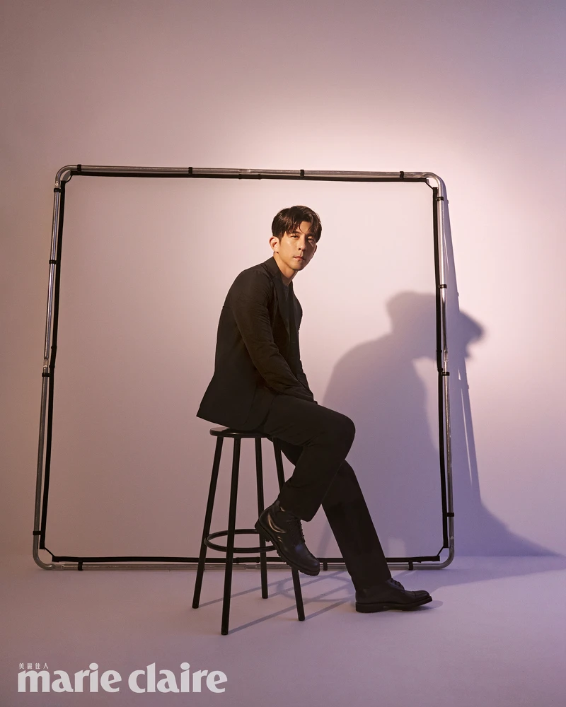 Paper Wool輕量西裝外套、Second Skin 羊毛圓領上衣、Paper Wool輕量長褲,all by Peter Wu;Quatre Black系列項鍊、戒指,both by Boucheron;Cheaney 黑色小牛皮軍靴,Mr. Manners。 Paper Wool輕量西裝外套、Second Skin 羊毛圓領上衣、Paper Wool輕量長褲,all by Peter Wu;Quatre Black系列項鍊、戒指,both by Boucheron;Cheaney 黑色小牛皮軍靴,Mr. Manners。