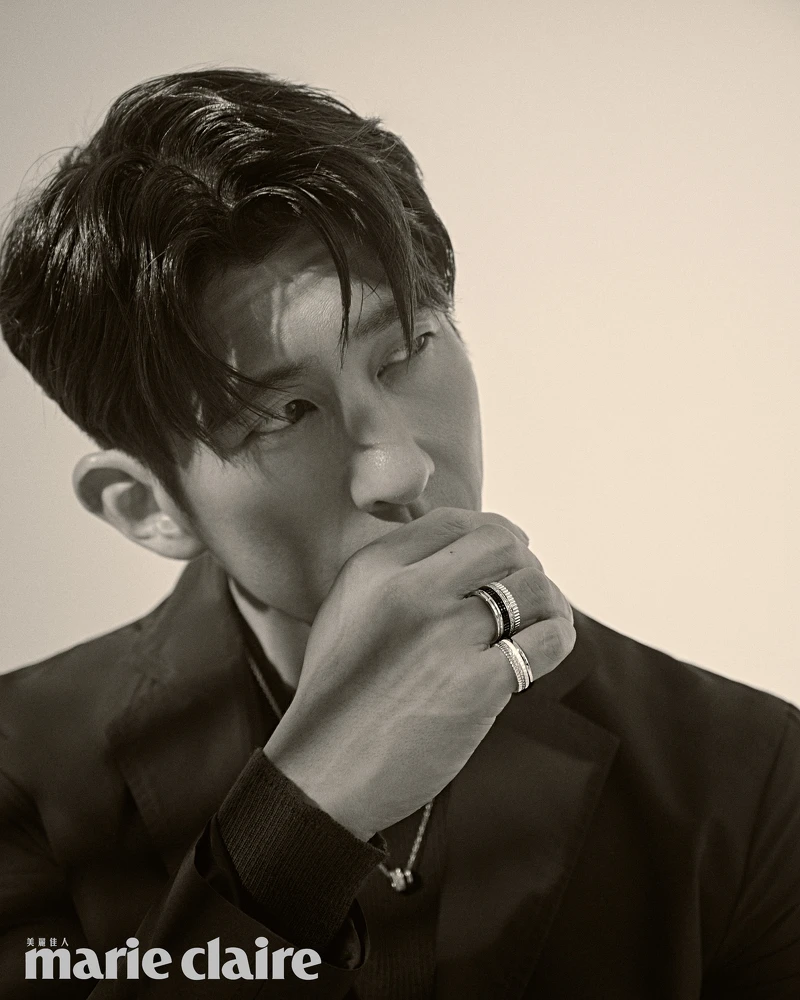 Paper Wool輕量西裝外套、Second Skin 羊毛圓領上衣,all by Peter Wu;Quatre Black系列項鍊、戒指,both by Boucheron。 Paper Wool輕量西裝外套、Second Skin 羊毛圓領上衣,all by Peter Wu;Quatre Black系列項鍊、戒指,both by Boucheron。