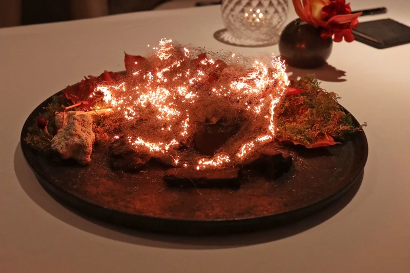 特別設計視覺體驗,透過火光閃爍、煙火味呈現。 特別設計視覺體驗,透過火光閃爍、煙火味呈現。