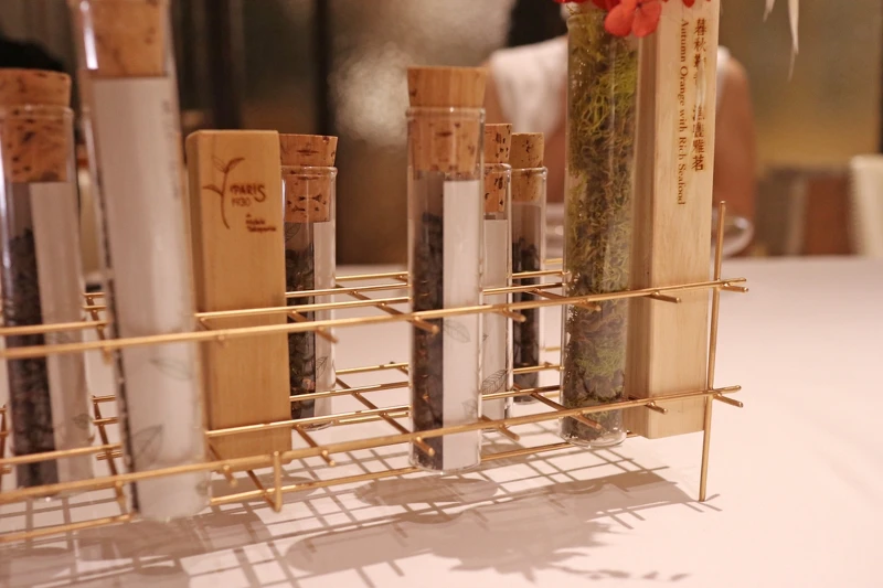 每次使用的茶葉都會以聞香瓶裝載,讓賓客體驗其原始香氣。 每次使用的茶葉都會以聞香瓶裝載,讓賓客體驗其原始香氣。