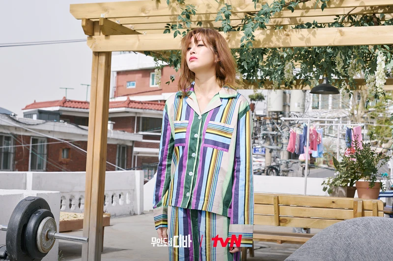 金孝珍飾演聲帶受傷的過氣歌手