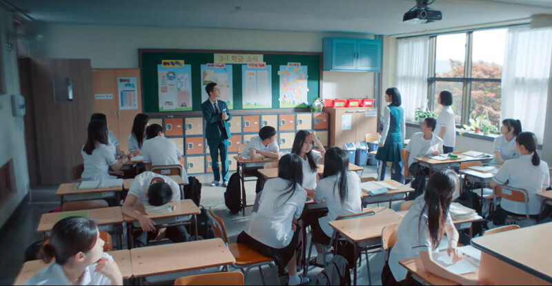 鏡頭遠方站著兩個穿長袖的學生，就是基浩與木河