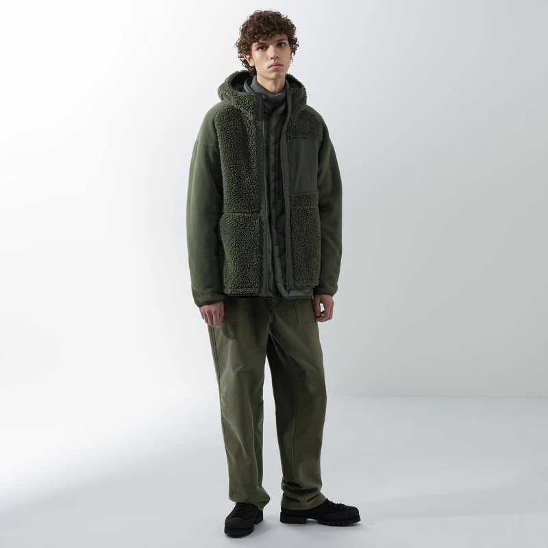 UNIQLO and White Mountaineering聯名系列 男裝 刷毛連帽拼接外套(長袖)原價NT$1490雙11網路商店獨家優惠價NT$1290。 UNIQLO and White Mountaineering聯名系列 男裝 刷毛連帽拼接外套(長袖)原價NT$1490雙11網路商店獨家優惠價NT$1290。