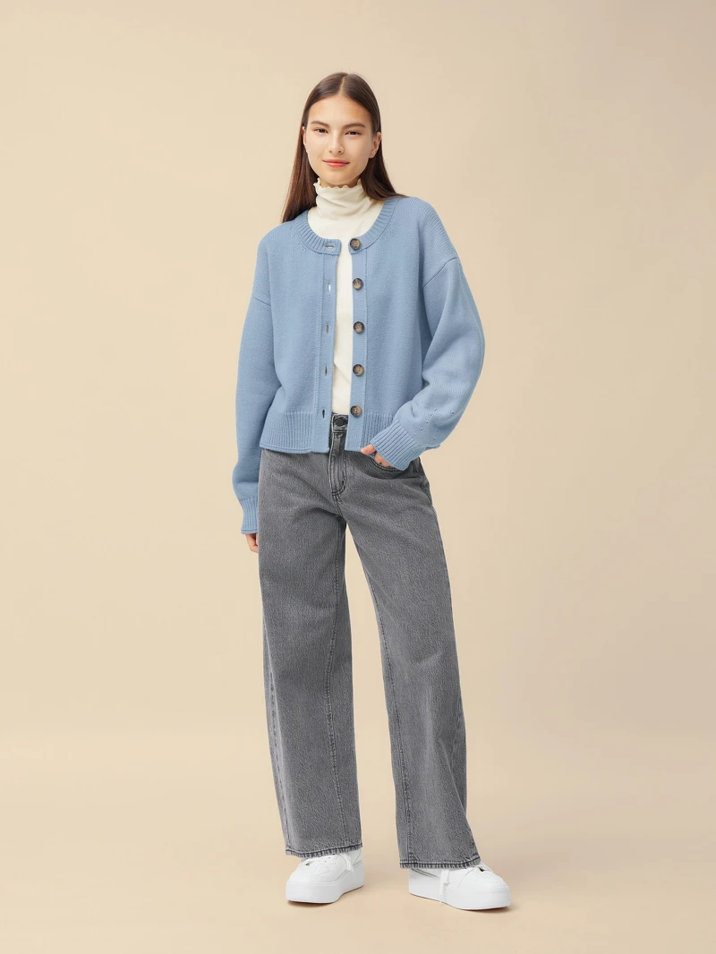 圓領開襟外套優惠價590元。 圓領開襟外套優惠價590元。