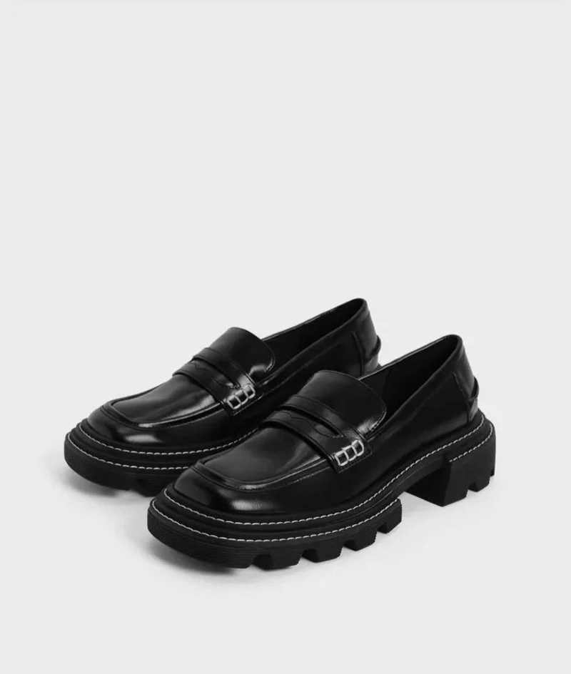 Charles & Keith Perline 車線厚底樂福鞋NT$1,611。 Charles & Keith Perline 車線厚底樂福鞋NT$1,611。