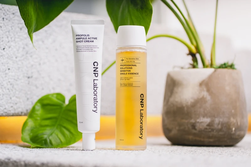 CNP黑甘草強效修護精華液,添加全新奇蹟修護配方-黑甘草。 CNP黑甘草強效修護精華液,添加全新奇蹟修護配方-黑甘草。