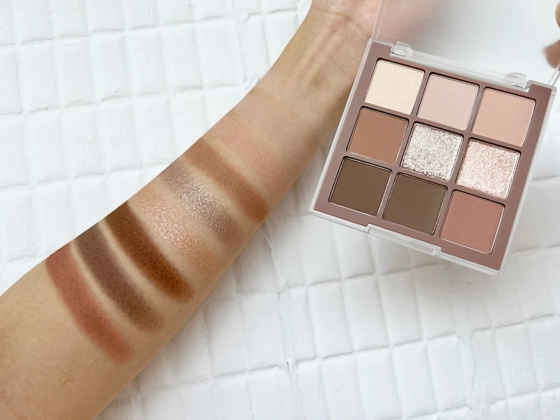 KAIBEAUTY藝想調色眼彩盤(#No.05 Jupiter木星)手部試色。 KAIBEAUTY藝想調色眼彩盤(#No.05 Jupiter木星)手部試色。