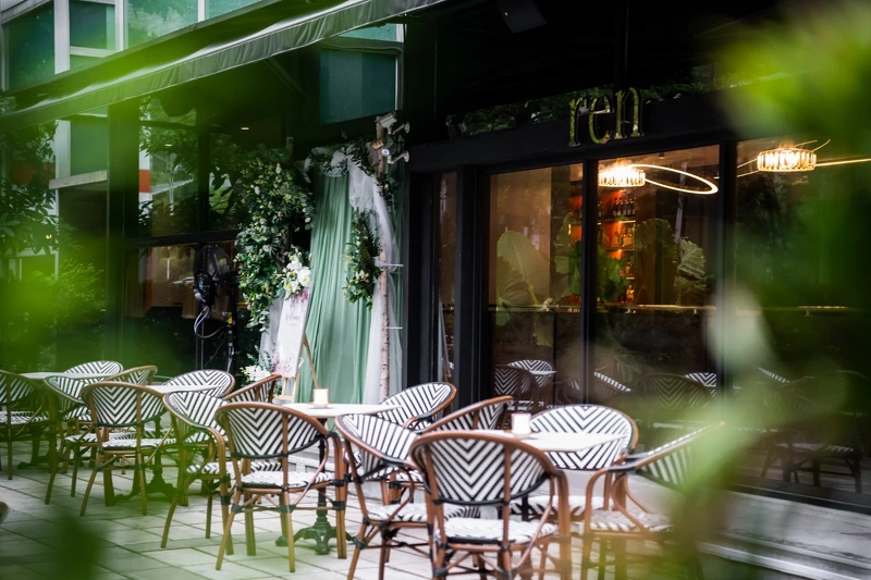 餐酒館「rén Bistronomy」位於信義區 Home Hotel 一樓空間。 餐酒館「rén Bistronomy」位於信義區 Home Hotel 一樓空間。