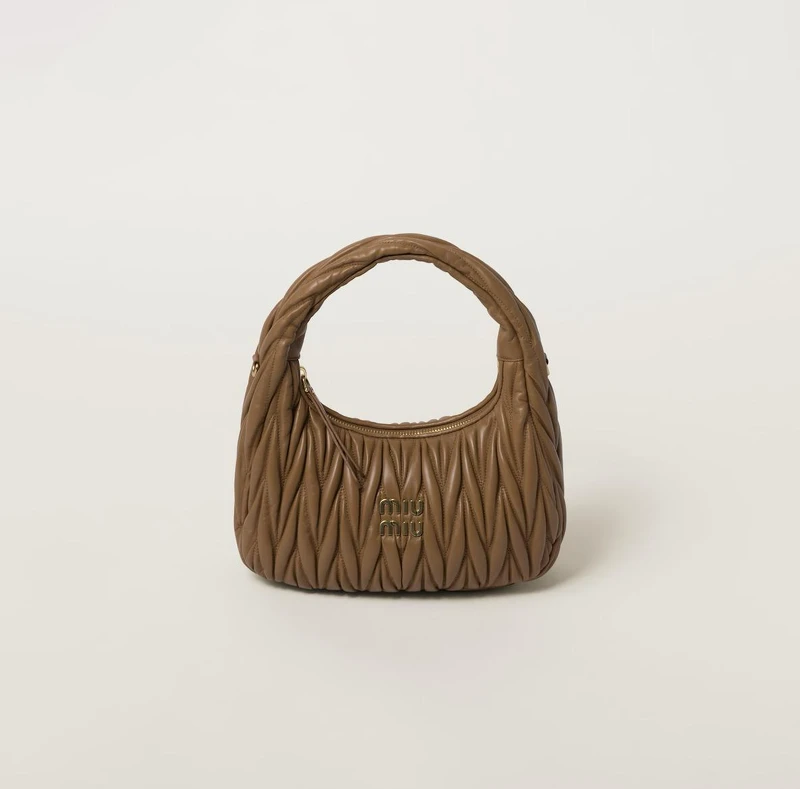 Miu Miu Wander Matelassé納帕軟皮半月形手袋 NT$89,000。 Miu Miu Wander Matelassé納帕軟皮半月形手袋 NT$89,000。