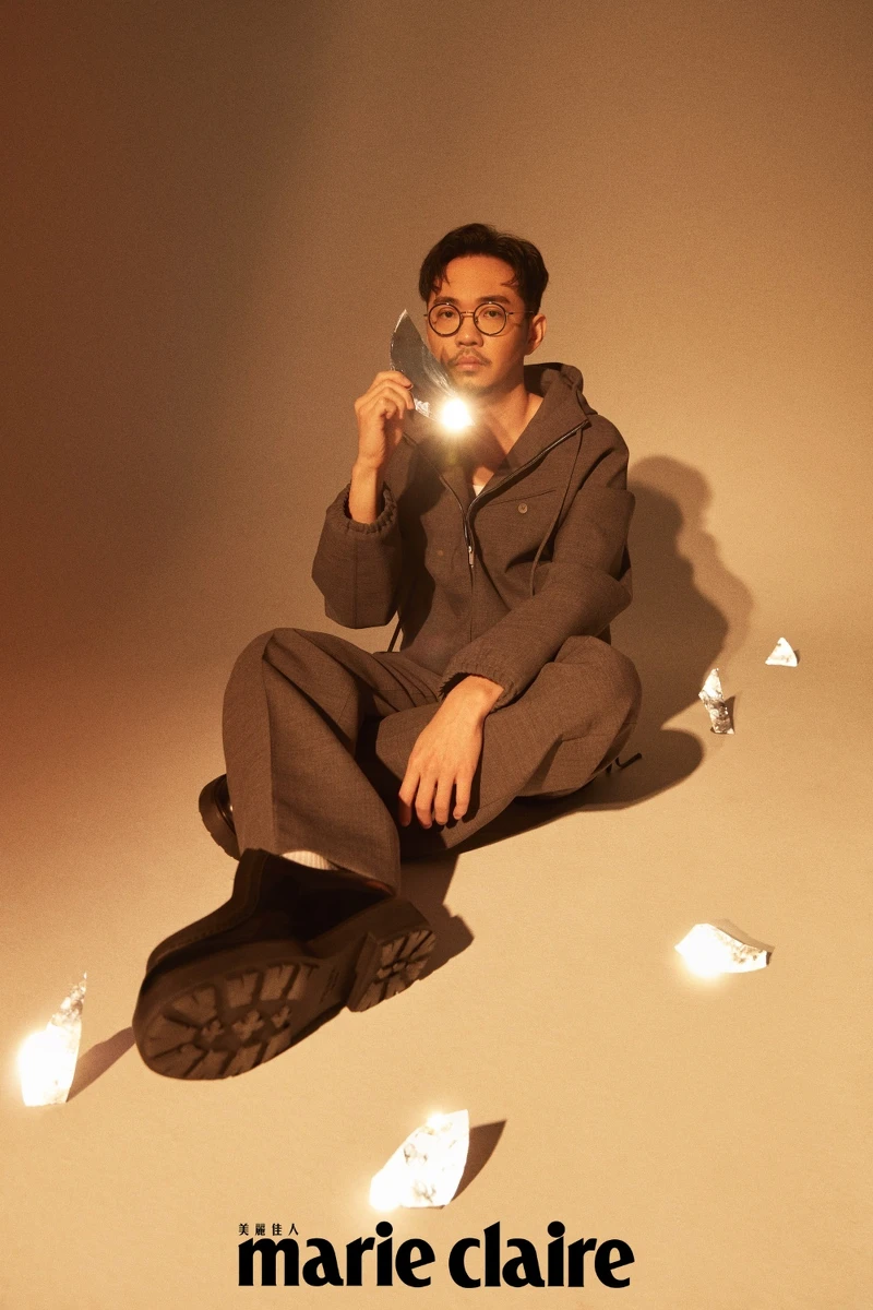 灰色連帽夾克、白色背心、灰色西裝褲,Ferragamo ;黑皮鞋,PRADA。 灰色連帽夾克、白色背心、灰色西裝褲,Ferragamo ;黑皮鞋,PRADA。