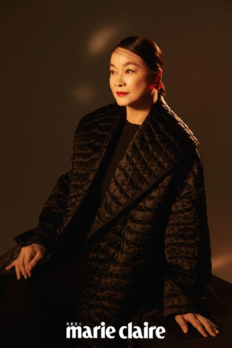 黑色翻領壓紋外套、黑色高跟鞋,Versace ;紅色耳環,Ferragamo ;黑色洋裝,ZARA。 黑色翻領壓紋外套、黑色高跟鞋,Versace ;紅色耳環,Ferragamo ;黑色洋裝,ZARA。