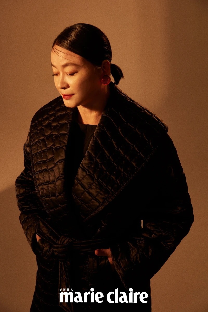 黑色翻領壓紋外套、黑色高跟鞋,Versace ;紅色耳環,Ferragamo ;黑色洋裝,ZARA。 黑色翻領壓紋外套、黑色高跟鞋,Versace ;紅色耳環,Ferragamo ;黑色洋裝,ZARA。